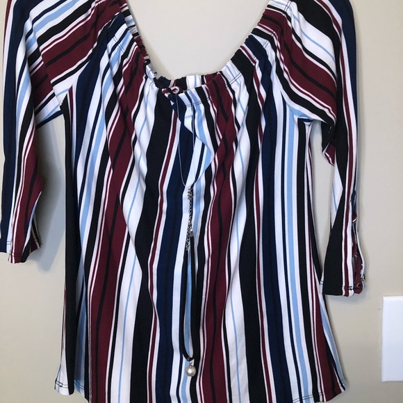 Cute off-shoulder blouse - Picture 8 of 8